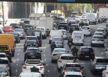 Greve da CPTM provoca congestionamentos e transtornos para cerca de 1 milhão de passageiros na Grande São Paulo.