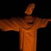 Cristo Redentor é iluminado de laranja em campanha pelos 20 anos da Lei Maria da Penha e de combate ao feminicídio.