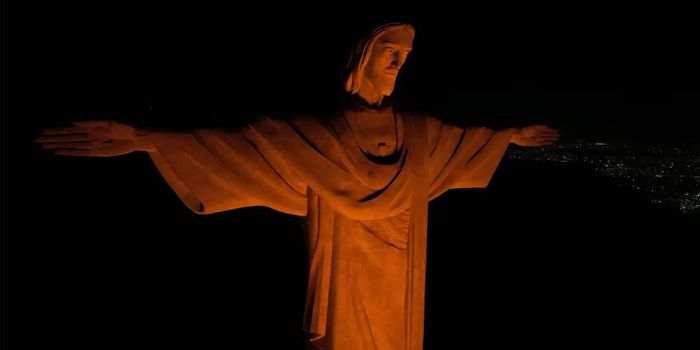Cristo Redentor é iluminado de laranja em campanha pelos 20 anos da Lei Maria da Penha e de combate ao feminicídio.