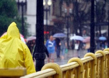 São Paulo teve áreas em alerta por fortes chuvas neste sábado. Previsão indica calor intenso e baixa umidade nos próximos dias.