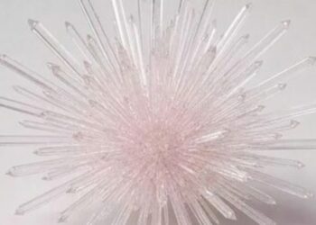 Novo mineral é descoberto por pesquisadores russos na mina Kirovskaya e apresenta composição química inédita.
