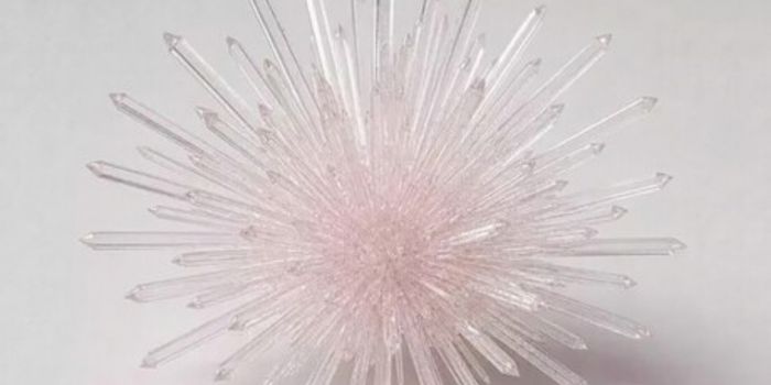 Novo mineral é descoberto por pesquisadores russos na mina Kirovskaya e apresenta composição química inédita.