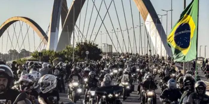 Tradicional passeio do Capital Moto Week reuniu cerca de 40 mil motociclistas e marcou o encerramento da edição 2026 em Brasília.