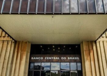 Mercado acompanha reunião do Copom com expectativa de redução da Selic após melhora das previsões para inflação em 2026.