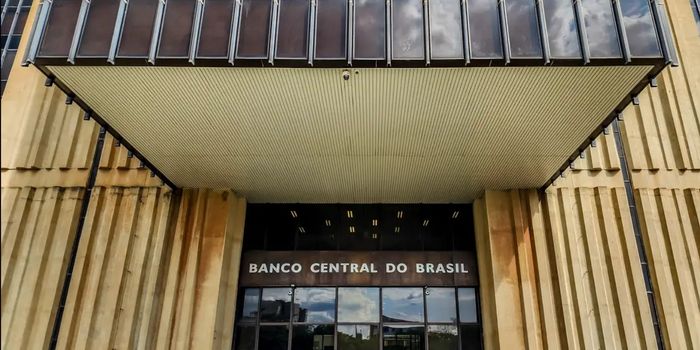Mercado acompanha reunião do Copom com expectativa de redução da Selic após melhora das previsões para inflação em 2026.