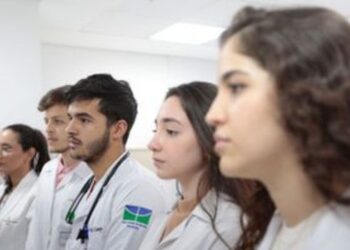 MEC regulamenta participação de residentes da saúde em pós-graduação e permite acúmulo de bolsas, desde que regras e horários sejam respeitados.