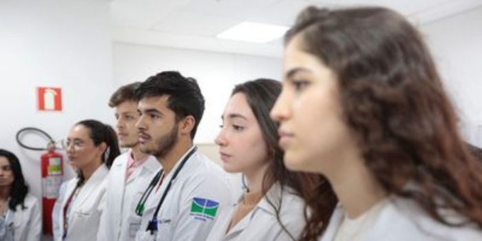 MEC regulamenta participação de residentes da saúde em pós-graduação e permite acúmulo de bolsas, desde que regras e horários sejam respeitados.