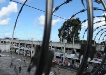 Polícia Penal apreendeu uma miniantena Starlink, celulares e drogas em unidades prisionais do Rio de Janeiro durante ações de fiscalização.
