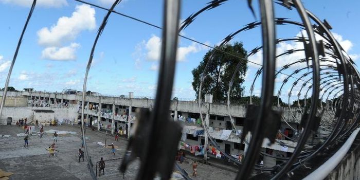 Polícia Penal apreendeu uma miniantena Starlink, celulares e drogas em unidades prisionais do Rio de Janeiro durante ações de fiscalização.
