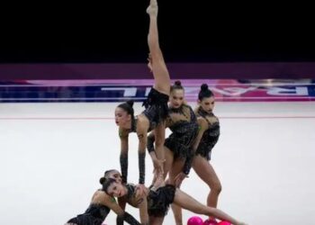 # Brasil conquista bronze no Mundial de Ginástica Rítmica e garante vaga em Los Angeles 2028 Subtítulo: Equipe brasileira termina o conjunto geral em terceiro lugar em Frankfurt e assegura classificação para os Jogos Olímpicos de 2028 Meta descrição: Brasil conquista o bronze no Mundial de Ginástica Rítmica, em Frankfurt, e garante vaga para os Jogos Olímpicos de Los Angeles 2028. Tags: ginástica rítmica, Brasil, Mundial de Ginástica Rítmica, Los Angeles 2028, Jogos Olímpicos, esporte brasileiro, CBG, seleção brasileira Hashtags: #GinásticaRítmica, #Brasil, #LosAngeles2028, #JogosOlímpicos, #MundialDeGinástica, #EsporteBrasileiro, #CBG, #Ginástica, #TimeBrasil, #Olimpíadas A seleção brasileira de ginástica rítmica garantiu neste sábado (15) uma vaga nos Jogos Olímpicos de Los Angeles 2028. A classificação veio com a conquista da medalha de bronze no conjunto geral do Campeonato Mundial da modalidade, realizado em Frankfurt, na Alemanha. O conjunto brasileiro somou 55,500 pontos nas duas apresentações da competição. A Espanha ficou com o título mundial, enquanto o Japão, campeão do Mundial realizado no Brasil em 2025, terminou na segunda colocação. A equipe brasileira é formada por Maria Eduarda Arakaki, de Alagoas; Nicole Pírcio, de São Paulo; Sofia Madeira, do Espírito Santo; Julia Kurunczi e Mariana Gonçalves, do Paraná; e Maria Paula Caminha, do Amazonas. Bronze veio após disputa acirrada Na competição do conjunto geral, as equipes apresentam duas séries. Uma delas combina três arcos e duas maças, enquanto a outra utiliza cinco bolas. A classificação é definida pela soma das notas obtidas nas duas rotinas, considerando critérios como dificuldade, execução e composição artística. Na série mista, o Brasil alcançou 28,700 pontos, segunda maior nota da disputa. A apresentação teve como trilha a música "Abracadabra", de Lady Gaga. Na sequência, o conjunto brasileiro entrou novamente em quadra para a série com cinco bolas. Ao som de "Feeling Good", de Michael Bublé, a equipe recebeu 26,800 pontos, fechando a participação com 55,500 pontos. O Brasil competiu no segundo dos três grupos formados para a disputa, cada um com 14 conjuntos. Ao fim da apresentação brasileira, a equipe ocupava provisoriamente a segunda posição, atrás apenas da Espanha. A definição do pódio dependia das performances do último grupo, que reunia equipes fortes como Japão, Bulgária e Rússia. As japonesas conseguiram superar a pontuação brasileira, mas nenhuma das demais equipes ultrapassou a marca alcançada pelo Brasil. Com o resultado, a seleção terminou na terceira colocação e garantiu também a classificação olímpica para Los Angeles. Brasil mantém presença no pódio mundial O resultado em Frankfurt representa o segundo Mundial consecutivo em que o conjunto brasileiro termina entre os três primeiros colocados. Na edição de 2025, realizada no Rio de Janeiro, a mesma formação conquistou duas medalhas de prata: uma no conjunto geral e outra na série mista. A conquista em território alemão reforça o bom momento da ginástica rítmica brasileira e coloca a equipe entre as seleções já classificadas para a disputa olímpica de 2028. Finais por aparelhos acontecem neste domingo O Campeonato Mundial de Ginástica Rítmica termina neste domingo (16), quando o conjunto brasileiro volta à competição para disputar as duas finais por aparelhos. A final com cinco bolas está programada para começar às 6h, pelo horário de Brasília. A decisão da série mista está prevista para as 9h. A técnica da seleção brasileira, Camila Ferezin, destacou o desafio de manter a concentração diante do curto intervalo entre as apresentações. Segundo a treinadora, a equipe havia trabalhado previamente diferentes cenários para lidar com a pressão da competição. Ela também ressaltou que os conjuntos brasileiros apresentam níveis elevados de dificuldade e afirmou esperar performances ainda melhores nas finais. Com a medalha de bronze e a vaga assegurada, o Brasil encerra a principal disputa do Mundial com mais uma conquista importante no ciclo rumo aos Jogos Olímpicos de Los Angeles 2028.
