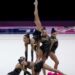 # Brasil conquista bronze no Mundial de Ginástica Rítmica e garante vaga em Los Angeles 2028 Subtítulo: Equipe brasileira termina o conjunto geral em terceiro lugar em Frankfurt e assegura classificação para os Jogos Olímpicos de 2028 Meta descrição: Brasil conquista o bronze no Mundial de Ginástica Rítmica, em Frankfurt, e garante vaga para os Jogos Olímpicos de Los Angeles 2028. Tags: ginástica rítmica, Brasil, Mundial de Ginástica Rítmica, Los Angeles 2028, Jogos Olímpicos, esporte brasileiro, CBG, seleção brasileira Hashtags: #GinásticaRítmica, #Brasil, #LosAngeles2028, #JogosOlímpicos, #MundialDeGinástica, #EsporteBrasileiro, #CBG, #Ginástica, #TimeBrasil, #Olimpíadas A seleção brasileira de ginástica rítmica garantiu neste sábado (15) uma vaga nos Jogos Olímpicos de Los Angeles 2028. A classificação veio com a conquista da medalha de bronze no conjunto geral do Campeonato Mundial da modalidade, realizado em Frankfurt, na Alemanha. O conjunto brasileiro somou 55,500 pontos nas duas apresentações da competição. A Espanha ficou com o título mundial, enquanto o Japão, campeão do Mundial realizado no Brasil em 2025, terminou na segunda colocação. A equipe brasileira é formada por Maria Eduarda Arakaki, de Alagoas; Nicole Pírcio, de São Paulo; Sofia Madeira, do Espírito Santo; Julia Kurunczi e Mariana Gonçalves, do Paraná; e Maria Paula Caminha, do Amazonas. Bronze veio após disputa acirrada Na competição do conjunto geral, as equipes apresentam duas séries. Uma delas combina três arcos e duas maças, enquanto a outra utiliza cinco bolas. A classificação é definida pela soma das notas obtidas nas duas rotinas, considerando critérios como dificuldade, execução e composição artística. Na série mista, o Brasil alcançou 28,700 pontos, segunda maior nota da disputa. A apresentação teve como trilha a música "Abracadabra", de Lady Gaga. Na sequência, o conjunto brasileiro entrou novamente em quadra para a série com cinco bolas. Ao som de "Feeling Good", de Michael Bublé, a equipe recebeu 26,800 pontos, fechando a participação com 55,500 pontos. O Brasil competiu no segundo dos três grupos formados para a disputa, cada um com 14 conjuntos. Ao fim da apresentação brasileira, a equipe ocupava provisoriamente a segunda posição, atrás apenas da Espanha. A definição do pódio dependia das performances do último grupo, que reunia equipes fortes como Japão, Bulgária e Rússia. As japonesas conseguiram superar a pontuação brasileira, mas nenhuma das demais equipes ultrapassou a marca alcançada pelo Brasil. Com o resultado, a seleção terminou na terceira colocação e garantiu também a classificação olímpica para Los Angeles. Brasil mantém presença no pódio mundial O resultado em Frankfurt representa o segundo Mundial consecutivo em que o conjunto brasileiro termina entre os três primeiros colocados. Na edição de 2025, realizada no Rio de Janeiro, a mesma formação conquistou duas medalhas de prata: uma no conjunto geral e outra na série mista. A conquista em território alemão reforça o bom momento da ginástica rítmica brasileira e coloca a equipe entre as seleções já classificadas para a disputa olímpica de 2028. Finais por aparelhos acontecem neste domingo O Campeonato Mundial de Ginástica Rítmica termina neste domingo (16), quando o conjunto brasileiro volta à competição para disputar as duas finais por aparelhos. A final com cinco bolas está programada para começar às 6h, pelo horário de Brasília. A decisão da série mista está prevista para as 9h. A técnica da seleção brasileira, Camila Ferezin, destacou o desafio de manter a concentração diante do curto intervalo entre as apresentações. Segundo a treinadora, a equipe havia trabalhado previamente diferentes cenários para lidar com a pressão da competição. Ela também ressaltou que os conjuntos brasileiros apresentam níveis elevados de dificuldade e afirmou esperar performances ainda melhores nas finais. Com a medalha de bronze e a vaga assegurada, o Brasil encerra a principal disputa do Mundial com mais uma conquista importante no ciclo rumo aos Jogos Olímpicos de Los Angeles 2028.