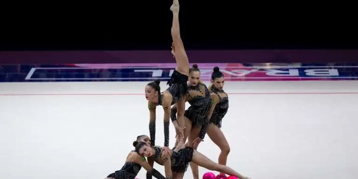 # Brasil conquista bronze no Mundial de Ginástica Rítmica e garante vaga em Los Angeles 2028 Subtítulo: Equipe brasileira termina o conjunto geral em terceiro lugar em Frankfurt e assegura classificação para os Jogos Olímpicos de 2028 Meta descrição: Brasil conquista o bronze no Mundial de Ginástica Rítmica, em Frankfurt, e garante vaga para os Jogos Olímpicos de Los Angeles 2028. Tags: ginástica rítmica, Brasil, Mundial de Ginástica Rítmica, Los Angeles 2028, Jogos Olímpicos, esporte brasileiro, CBG, seleção brasileira Hashtags: #GinásticaRítmica, #Brasil, #LosAngeles2028, #JogosOlímpicos, #MundialDeGinástica, #EsporteBrasileiro, #CBG, #Ginástica, #TimeBrasil, #Olimpíadas A seleção brasileira de ginástica rítmica garantiu neste sábado (15) uma vaga nos Jogos Olímpicos de Los Angeles 2028. A classificação veio com a conquista da medalha de bronze no conjunto geral do Campeonato Mundial da modalidade, realizado em Frankfurt, na Alemanha. O conjunto brasileiro somou 55,500 pontos nas duas apresentações da competição. A Espanha ficou com o título mundial, enquanto o Japão, campeão do Mundial realizado no Brasil em 2025, terminou na segunda colocação. A equipe brasileira é formada por Maria Eduarda Arakaki, de Alagoas; Nicole Pírcio, de São Paulo; Sofia Madeira, do Espírito Santo; Julia Kurunczi e Mariana Gonçalves, do Paraná; e Maria Paula Caminha, do Amazonas. Bronze veio após disputa acirrada Na competição do conjunto geral, as equipes apresentam duas séries. Uma delas combina três arcos e duas maças, enquanto a outra utiliza cinco bolas. A classificação é definida pela soma das notas obtidas nas duas rotinas, considerando critérios como dificuldade, execução e composição artística. Na série mista, o Brasil alcançou 28,700 pontos, segunda maior nota da disputa. A apresentação teve como trilha a música "Abracadabra", de Lady Gaga. Na sequência, o conjunto brasileiro entrou novamente em quadra para a série com cinco bolas. Ao som de "Feeling Good", de Michael Bublé, a equipe recebeu 26,800 pontos, fechando a participação com 55,500 pontos. O Brasil competiu no segundo dos três grupos formados para a disputa, cada um com 14 conjuntos. Ao fim da apresentação brasileira, a equipe ocupava provisoriamente a segunda posição, atrás apenas da Espanha. A definição do pódio dependia das performances do último grupo, que reunia equipes fortes como Japão, Bulgária e Rússia. As japonesas conseguiram superar a pontuação brasileira, mas nenhuma das demais equipes ultrapassou a marca alcançada pelo Brasil. Com o resultado, a seleção terminou na terceira colocação e garantiu também a classificação olímpica para Los Angeles. Brasil mantém presença no pódio mundial O resultado em Frankfurt representa o segundo Mundial consecutivo em que o conjunto brasileiro termina entre os três primeiros colocados. Na edição de 2025, realizada no Rio de Janeiro, a mesma formação conquistou duas medalhas de prata: uma no conjunto geral e outra na série mista. A conquista em território alemão reforça o bom momento da ginástica rítmica brasileira e coloca a equipe entre as seleções já classificadas para a disputa olímpica de 2028. Finais por aparelhos acontecem neste domingo O Campeonato Mundial de Ginástica Rítmica termina neste domingo (16), quando o conjunto brasileiro volta à competição para disputar as duas finais por aparelhos. A final com cinco bolas está programada para começar às 6h, pelo horário de Brasília. A decisão da série mista está prevista para as 9h. A técnica da seleção brasileira, Camila Ferezin, destacou o desafio de manter a concentração diante do curto intervalo entre as apresentações. Segundo a treinadora, a equipe havia trabalhado previamente diferentes cenários para lidar com a pressão da competição. Ela também ressaltou que os conjuntos brasileiros apresentam níveis elevados de dificuldade e afirmou esperar performances ainda melhores nas finais. Com a medalha de bronze e a vaga assegurada, o Brasil encerra a principal disputa do Mundial com mais uma conquista importante no ciclo rumo aos Jogos Olímpicos de Los Angeles 2028.