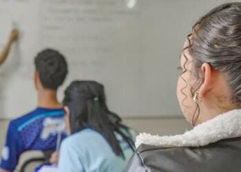Levantamento da Plan Brasil revela os impactos da gravidez precoce na educação, no trabalho, nas relações familiares e na vida de jovens brasileiras.