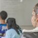 Levantamento da Plan Brasil revela os impactos da gravidez precoce na educação, no trabalho, nas relações familiares e na vida de jovens brasileiras.