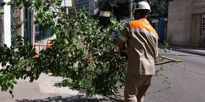 Rio de Janeiro suspende aulas municipais após alerta de ventos fortes. Rajadas podem passar de 90 km/h até domingo.