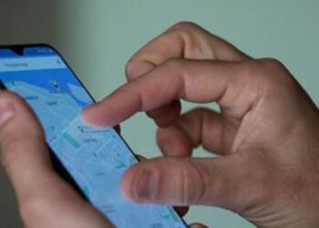 Internet facilita o acesso a serviços públicos, documentos, conteúdos educacionais, operações bancárias e atividades realizadas a distância.