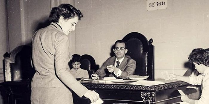 Especialistas afirmam que ataques ao voto feminino repetem discursos históricos e reforçam a importância de proteger direitos conquistados pelas mulheres.