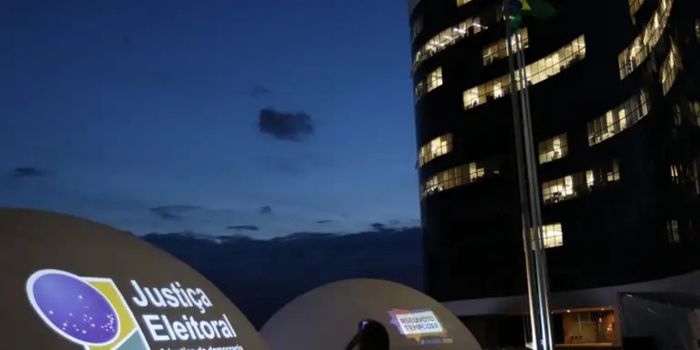 TSE abre investigação sobre filiação de Flávio Bolsonaro ao Missão e afirma que o caso envolveu uso indevido do sistema, não hackeamento.