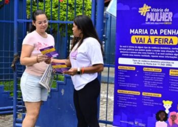 Vitória realiza ações do Agosto Lilás em feiras livres para orientar mulheres sobre direitos, prevenção da violência e canais de atendimento.