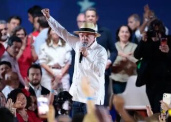 PT oficializa candidatura de Lula à reeleição com Geraldo Alckmin na vice durante convenção nacional realizada em São Paulo.