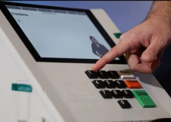 TSE detalha como a assinatura digital e a lacração dos sistemas garantem a segurança das urnas eletrônicas nas eleições.