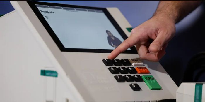 TSE detalha como a assinatura digital e a lacração dos sistemas garantem a segurança das urnas eletrônicas nas eleições.