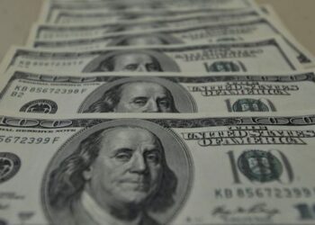 Brasil e Estados Unidos retomam negociações comerciais nesta segunda-feira após tarifas impostas pelo governo Trump sobre produtos brasileiros.