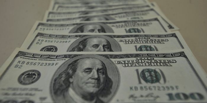 Brasil e Estados Unidos retomam negociações comerciais nesta segunda-feira após tarifas impostas pelo governo Trump sobre produtos brasileiros.