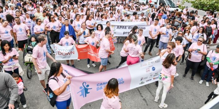 Caminhada da Inclusão reuniu famílias e entidades na Orla de Camburi, em Vitória, em defesa dos direitos das pessoas com deficiência.