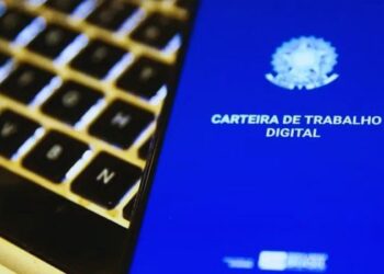 Desemprego cai para 5,3% no Brasil no trimestre encerrado em julho, enquanto emprego com carteira e população ocupada batem recorde.