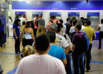 Bancários de todo o Brasil fazem paralisação de 24 horas nesta quinta-feira durante negociações salariais da categoria.