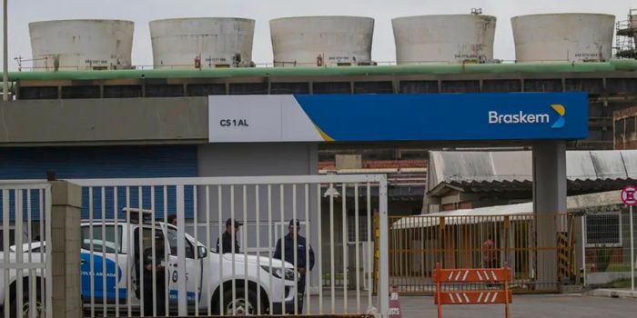 Empresa afirma que medida busca criar segurança jurídica para negociar uma dívida de US$ 10,9 bilhões no Brasil.