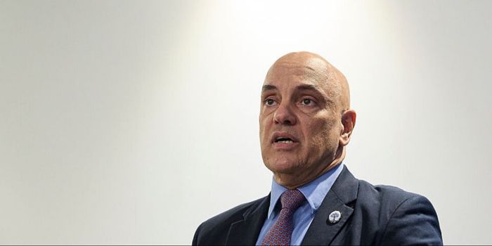 Alexandre de Moraes criticou a influência de redes sociais, falou sobre bolhas digitais e defendeu novo debate sobre o diploma de jornalista.