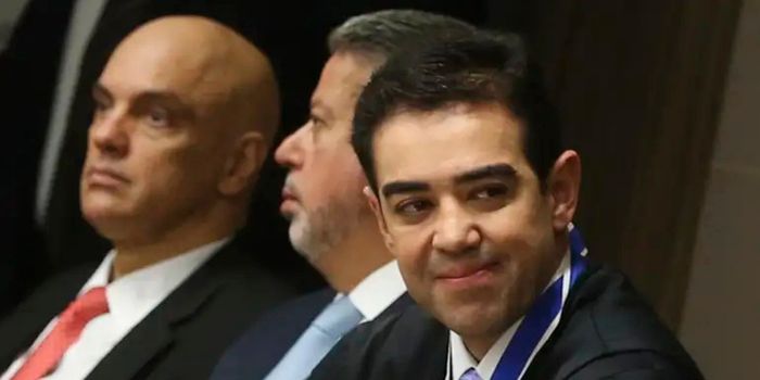 Bruno Dantas renuncia ao cargo de ministro do TCU aos 48 anos e anuncia que seguirá para a iniciativa privada.