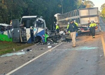 Acidente entre micro-ônibus e carreta na BR-373, no Paraná, deixou 23 mortos e cinco feridos na madrugada desta quarta-feira.
