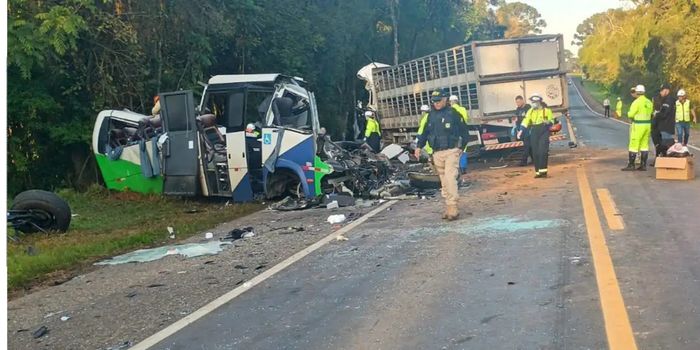 Acidente entre micro-ônibus e carreta na BR-373, no Paraná, deixou 23 mortos e cinco feridos na madrugada desta quarta-feira.