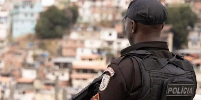 PM ocupa cinco comunidades do Complexo de Israel, no Rio, por tempo indeterminado. Mais de 220 agentes reforçam o patrulhamento na região.