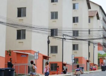 Orçamento de 2027 mantém Bolsa Família em R$ 600 e prevê R$ 157,1 bilhões para o programa social no próximo ano.