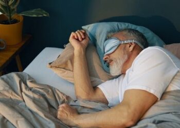 A ideia de que adultos precisam dormir 8 horas por noite é questionada por estudos. Entenda quanto sono cada pessoa realmente pode precisar.