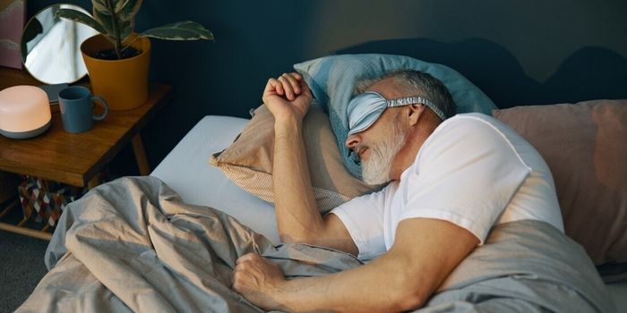 A ideia de que adultos precisam dormir 8 horas por noite é questionada por estudos. Entenda quanto sono cada pessoa realmente pode precisar.