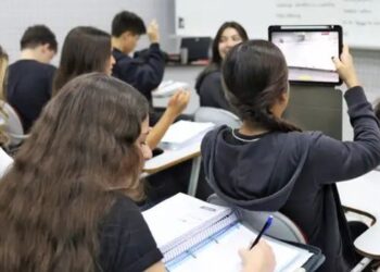 Pé-de-Meia paga nesta terça (25) a quinta parcela para estudantes nascidos em março e abril. Veja valores, calendário e regras do programa.