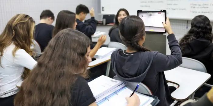 Pé-de-Meia paga nesta terça (25) a quinta parcela para estudantes nascidos em março e abril. Veja valores, calendário e regras do programa.