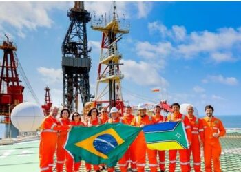 Petrobras confirma presença de petróleo em poço na costa do Amapá. Novas perfurações serão necessárias para avaliar o potencial da descoberta.