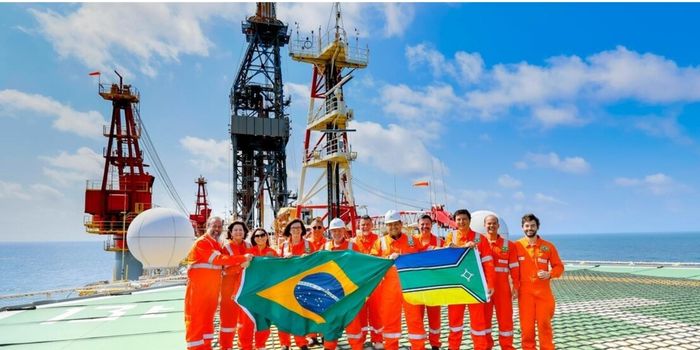 Petrobras confirma presença de petróleo em poço na costa do Amapá. Novas perfurações serão necessárias para avaliar o potencial da descoberta.