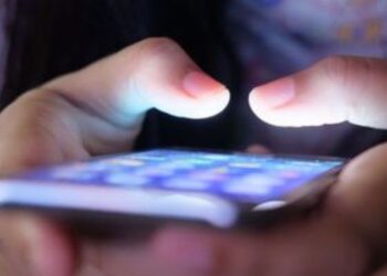 ECA Digital estabelece novas regras para proteger crianças e adolescentes na internet, com controle de idade, privacidade e supervisão parental.