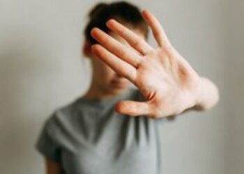 Pesquisa do Senado aponta que uma em cada três brasileiras viveu violência doméstica ou familiar no último ano, mas muitas não se reconhecem como vítimas.