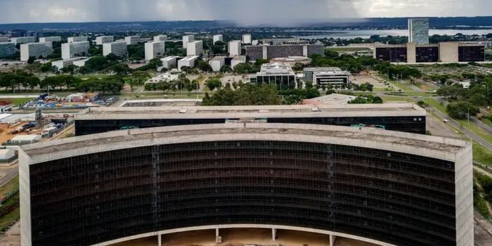 Justiça do Trabalho suspende demissões nas Casas Bahia e determina recontratação de cerca de 1,9 mil funcionários em todo o país.