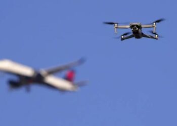 Novas regras da Anac para drones definem categorias de operação, limites de altura e medidas de segurança para pilotos no Brasil.