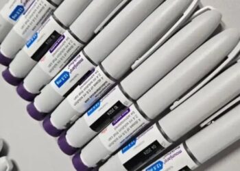 Sociedade Brasileira de Pediatria alerta para riscos do uso de canetas emagrecedoras por crianças e adolescentes sem acompanhamento médico.