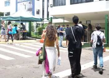 Desenrola Fies 2026 permite renegociar dívidas do financiamento estudantil até 16 de setembro. Veja quem pode participar e como funciona.